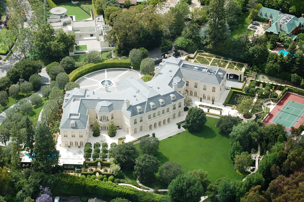 Inside-Spelling-Manor,-$120-Million-Largest-Mansion-In-Los-Angeles